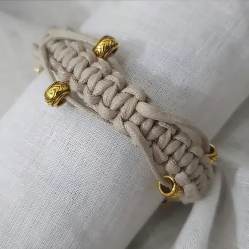 Pulseira Bege Trançada em Macramê com Detalhes Dourados