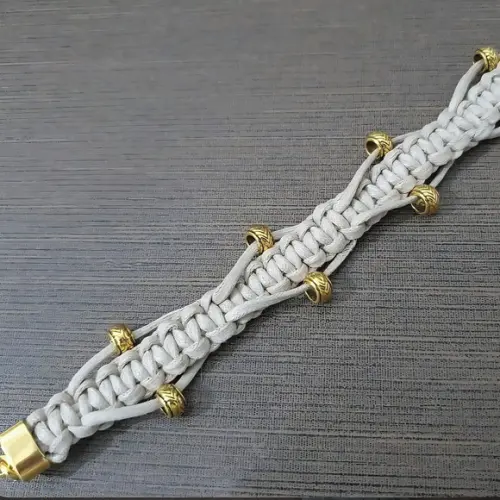 Pulseira Bege Trançada em Macramê com Detalhes Dourados