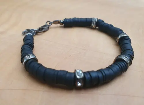 Pulseira com Discos de Silicone Preto e Entremeios Grafite
