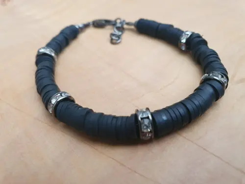 Pulseira com Discos de Silicone Preto e Entremeios Grafite