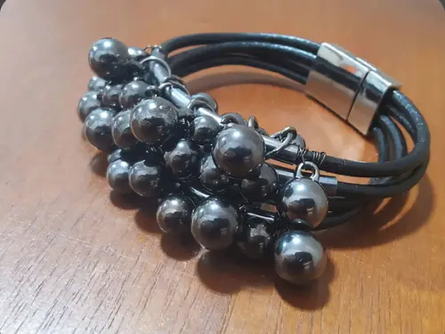 Pulseira de Bolinhas Banhadas a Grafite e Couro