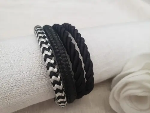 Pulseira de Cordas com Acabamentos Prata