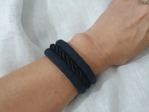 Pulseira de Cordas com Acabamentos Prata