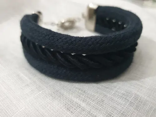 Pulseira de Cordas com Acabamentos Prata