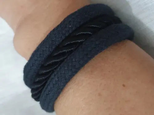 Pulseira de Cordas com Acabamentos Prata