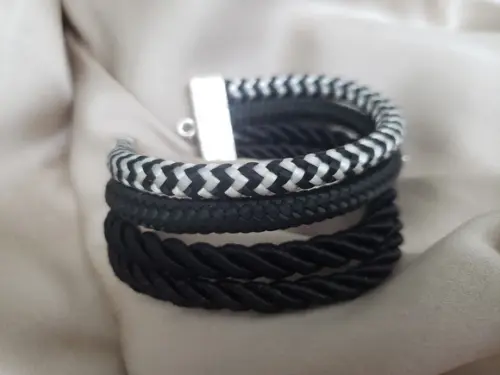 Pulseira de Cordas com Acabamentos Prata