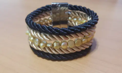 Pulseira de Cordas e Pérolas Naturais