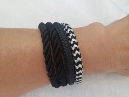 Pulseira de Cordas com Acabamentos Prata