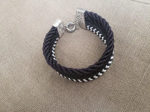 Pulseira de Cordas com Acabamentos Prata