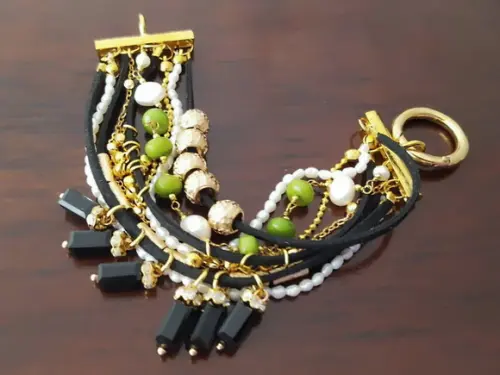 Pulseira de Couro com Pedras e Pérolas Naturais