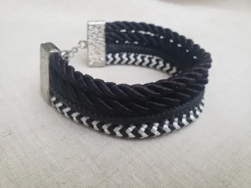 Pulseira de Cordas com Acabamentos Prata
