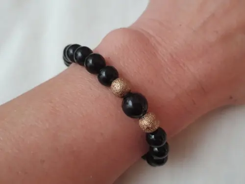 Pulseira de Pedra Natural Ônix e Entremeios Banhados