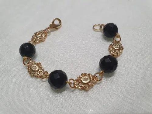 Pulseira de Pedra Natural Ônix e Entremeios Dourados -semijó