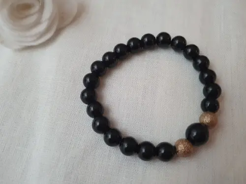 Pulseira de Pedra Natural Ônix e Entremeios Banhados
