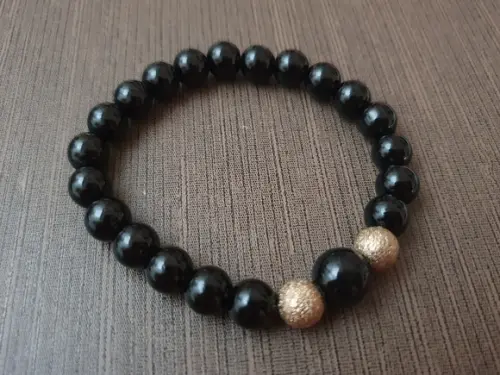 Pulseira de Pedra Natural Ônix e Entremeios Banhados