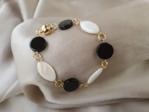 Pulseira de Pedra Natural Onix e Madrepérolas