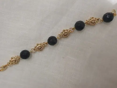 Pulseira de Pedra Natural Ônix e Entremeios Dourados -semijó