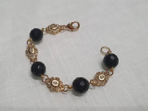 Pulseira de Pedra Natural Ônix e Entremeios Dourados -semijó