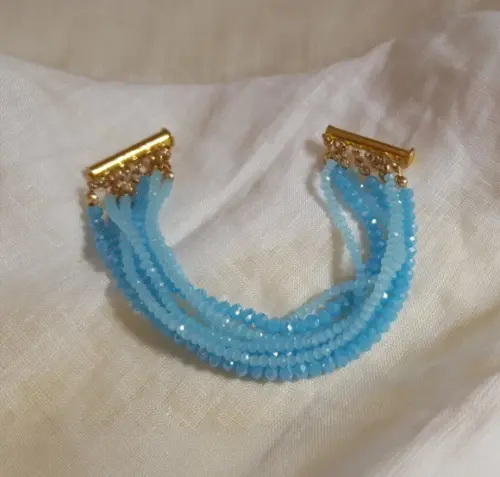 Pulseira Dourada com Cristais Azuis