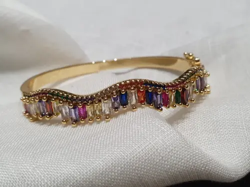 Pulseira Dourada com Cristais Coloridos