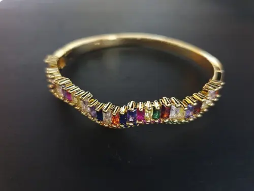Pulseira Dourada com Cristais Coloridos