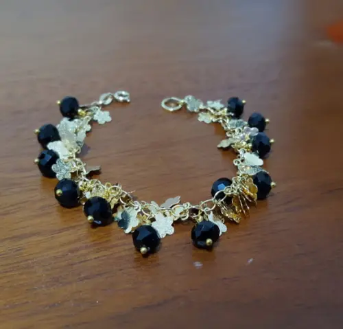 Pulseira Dourada com Cristais Negros