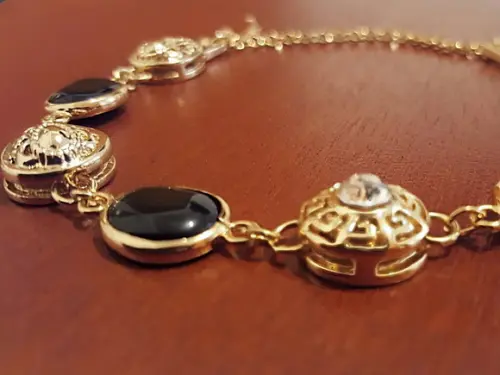 Pulseira Dourada com Cristais Pretos