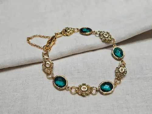 Pulseira Dourada com Cristais Verdes
