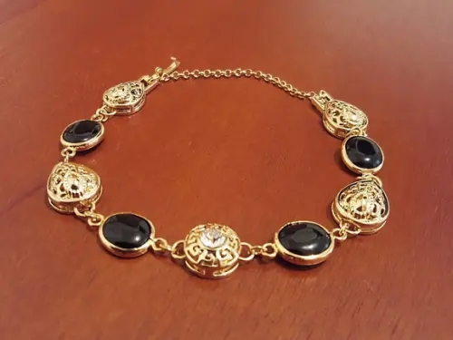 Pulseira Dourada com Cristais Pretos