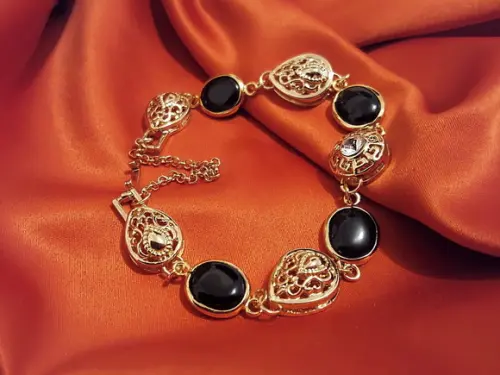 Pulseira Dourada com Cristais Pretos