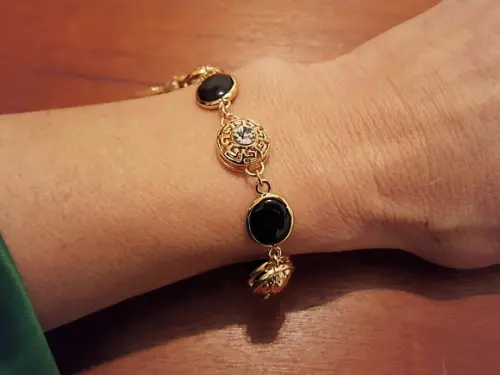 Pulseira Dourada com Cristais Pretos