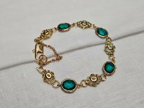 Pulseira Dourada com Cristais Verdes