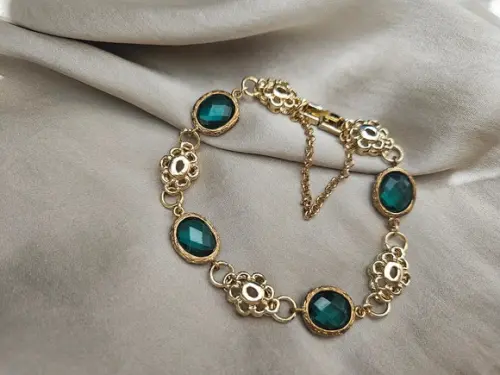 Pulseira Dourada com Cristais Verdes