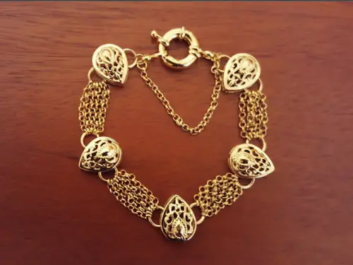 Pulseira Dourada com Entremeios Vasados