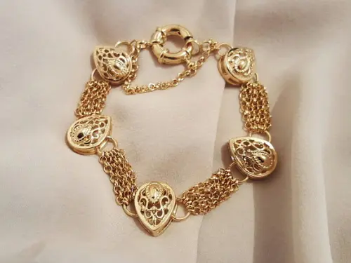 Pulseira Dourada com Entremeios Vasados