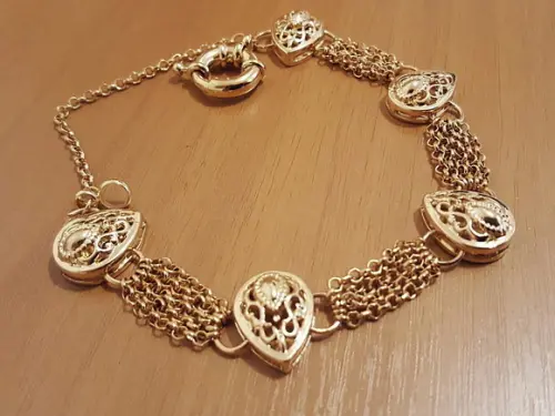 Pulseira Dourada com Entremeios Vasados