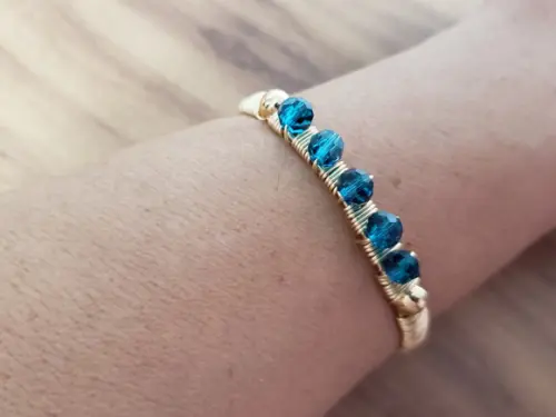 Pulseira Dourada com Cristal Azul Turquesa
