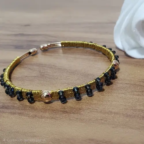 Pulseira Dourada com Mini Cristais Ametista