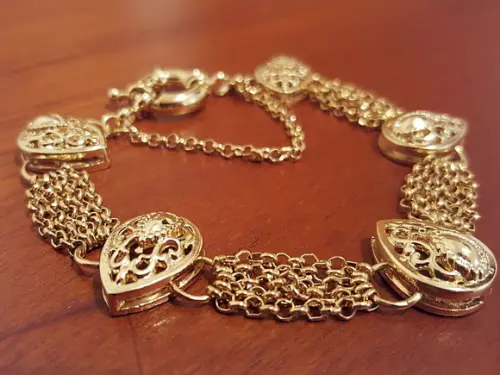 Pulseira Dourada com Entremeios Vasados