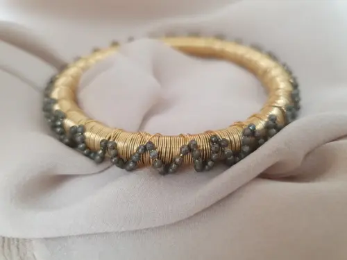 Pulseira Dourada com Mini Pedras Naturais Labradorita