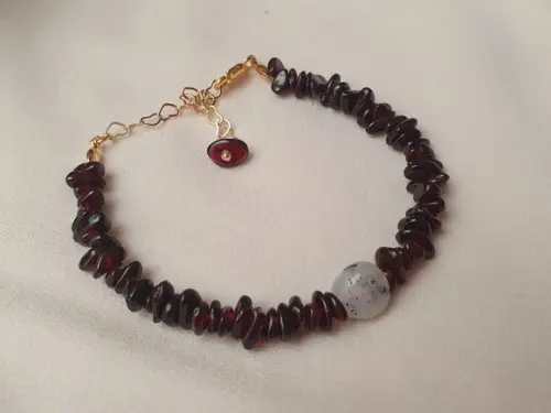 Pulseira Dourada com Pedras Granada e Pedra da Lua