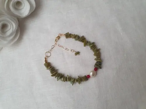 Pulseira Dourada com Pedras e Pérolas Naturais
