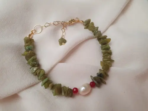 Pulseira Dourada com Pedras e Pérolas Naturais