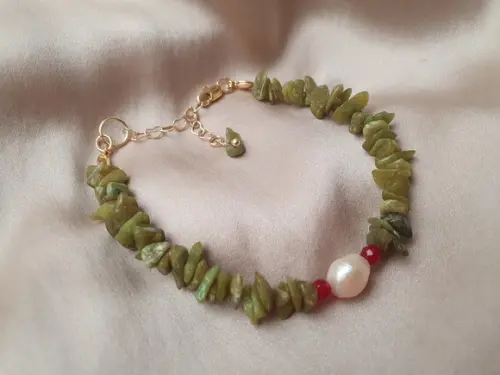 Pulseira Dourada com Pedras e Pérolas Naturais