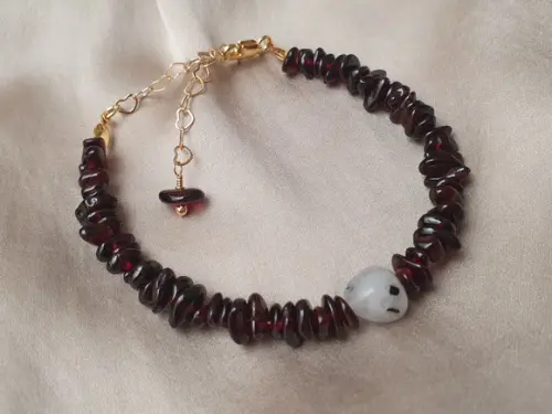 Pulseira Dourada com Pedras Granada e Pedra da Lua