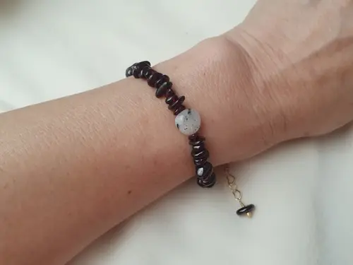 Pulseira Dourada com Pedras Granada e Pedra da Lua