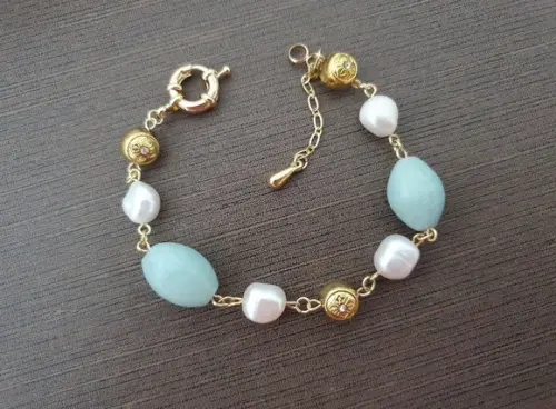 Pulseira Dourada com Pedras Naturais Amazonita e Pérolas