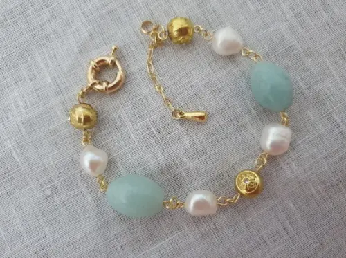 Pulseira Dourada com Pedras Naturais Amazonita e Pérolas