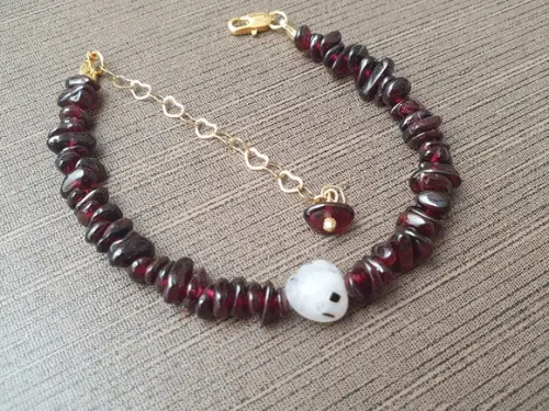 Pulseira Dourada com Pedras Granada e Pedra da Lua