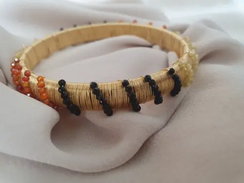 Pulseira Dourada com Pedras Naturais Coloridas
